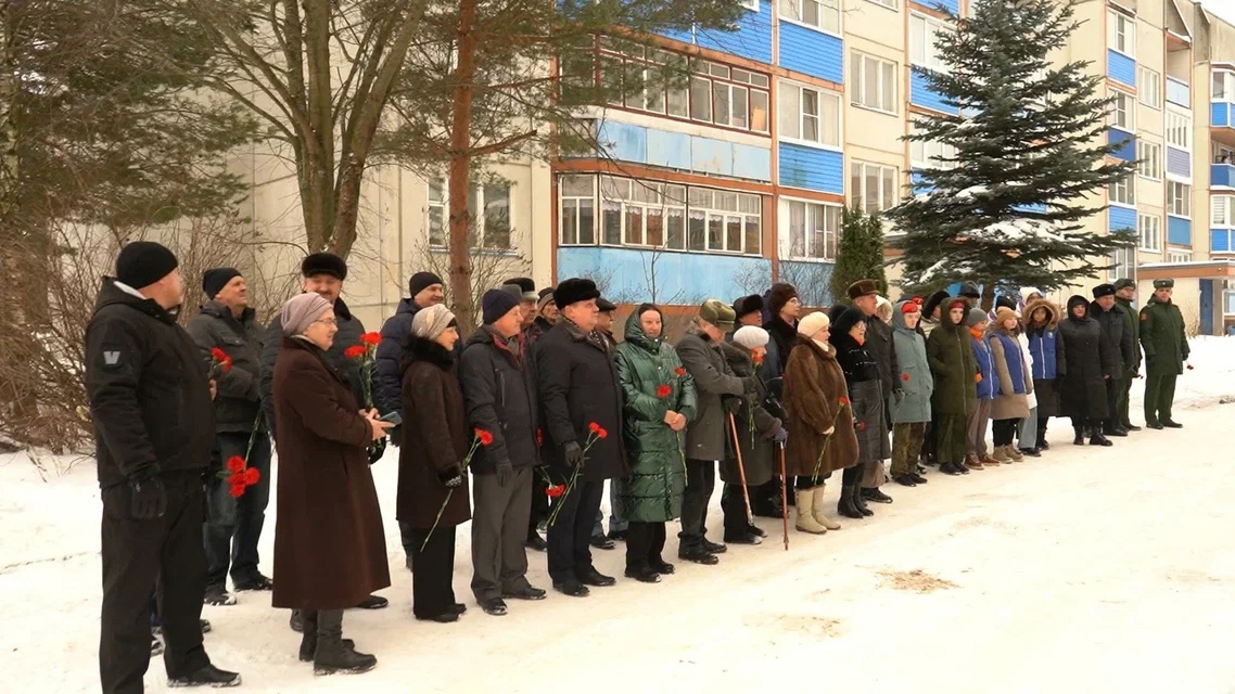 Вяземская 9. Фотографию Алексея Ногина героя России. Фото памятной доски Паршутина. Г. Вязьма суд фото.