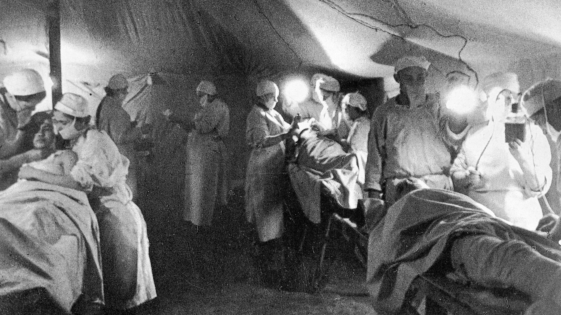 Госпитали мобилизованных. Госпиталь военный ВОВ 1945. Полевой военный госпиталь в ВОВ.