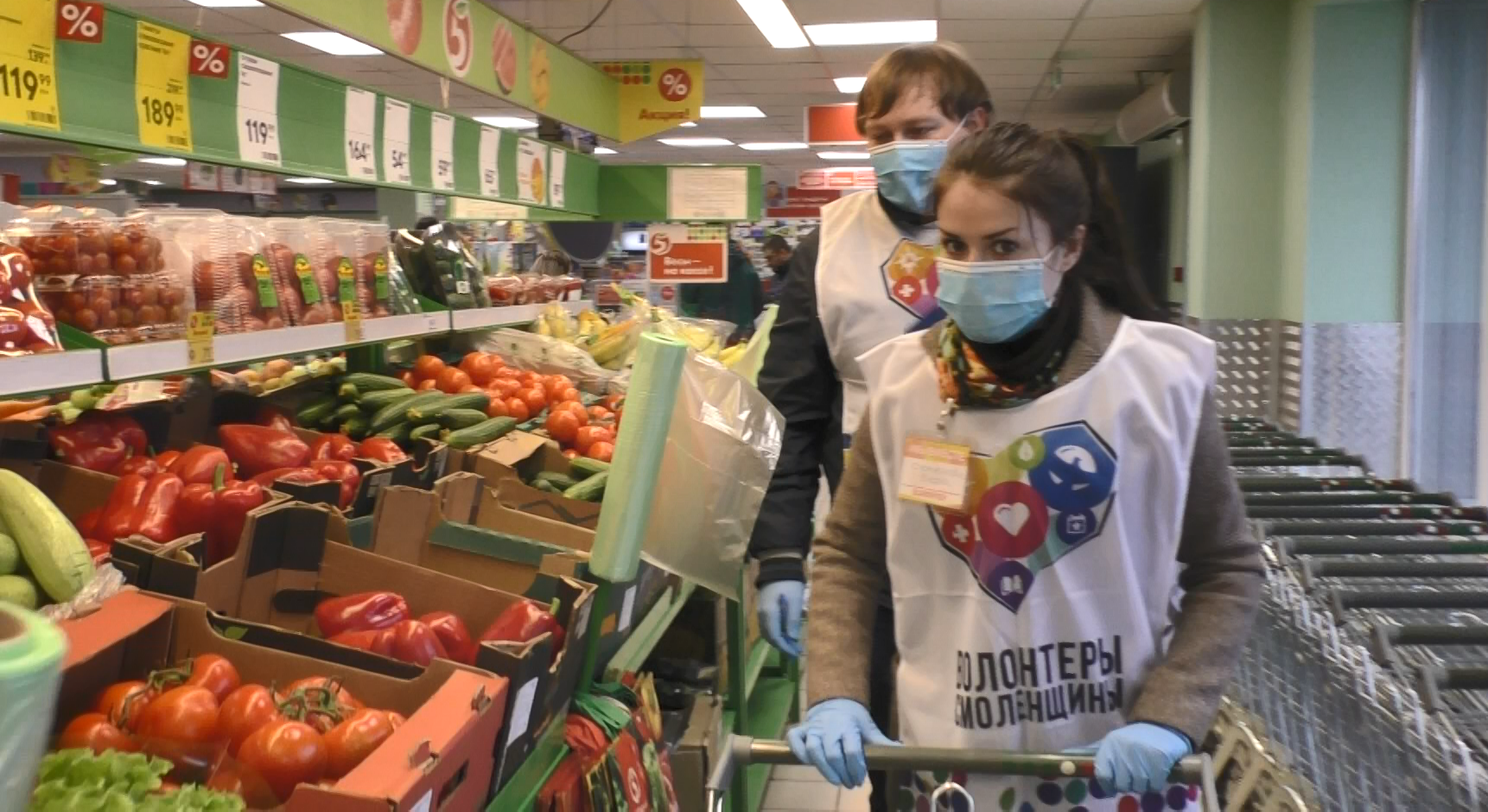 Волонтеры-вязьмичи доставляют пожилым людям продукты питания