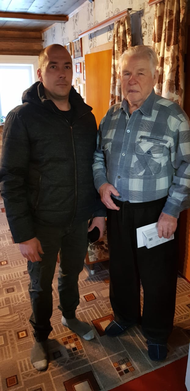 Единая Росиия дарит ветеранам мобильные телефоны