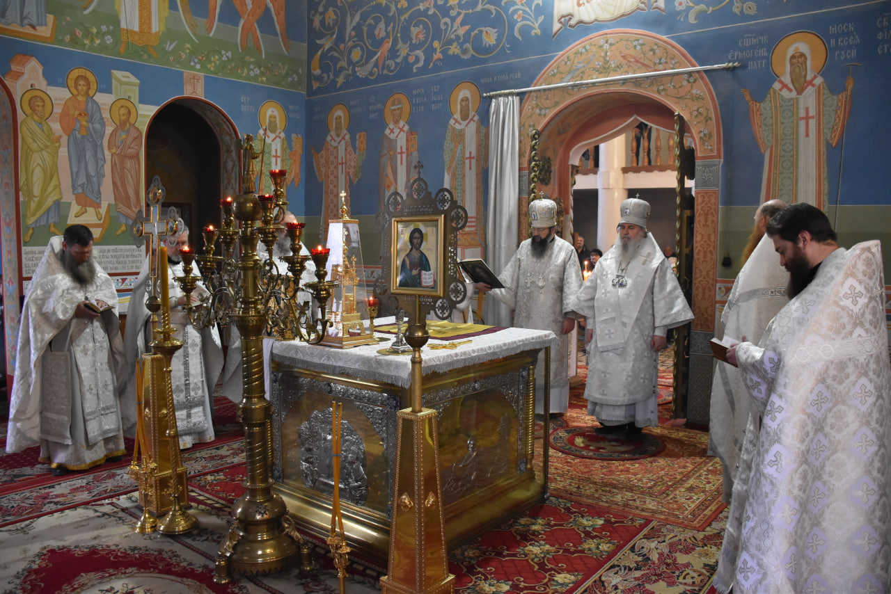 Архиерейское богослужение в день памяти Собора Архистратига Михаила и  прочих Небесных Сил бесплотных в храме в честь Рождества Христова г.  Сафоново / Новости