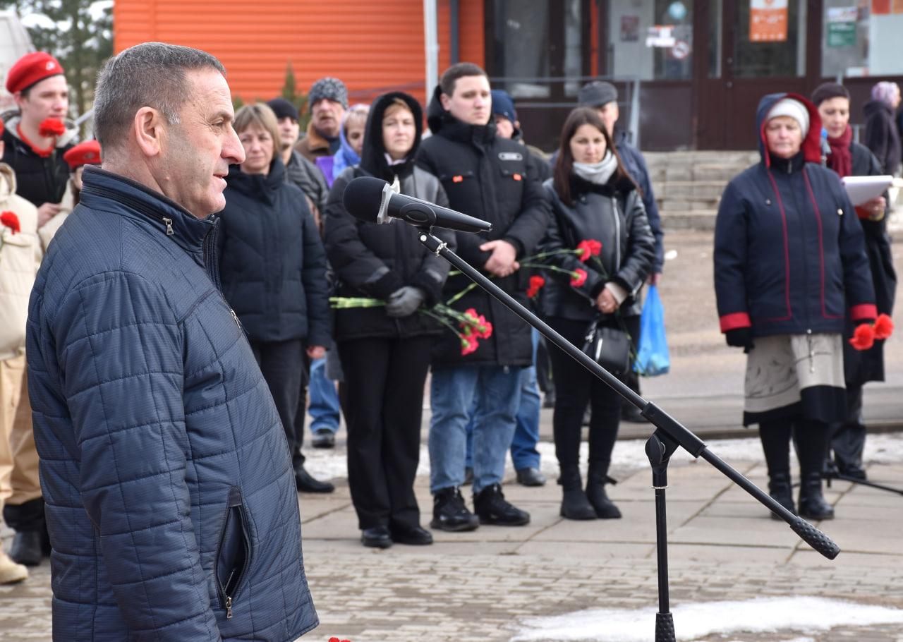 В поселке Холм-Жирковский прошёл митинг, посвящённый 81-летию освобождения  Холм-Жирковского района от немецко-фашистских захватчиков | 05.03.2024 |  Вязьма - БезФормата