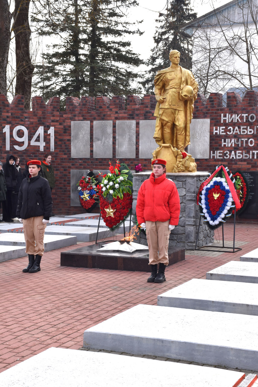 В поселке Холм-Жирковский прошёл митинг, посвящённый 81-летию освобождения  Холм-Жирковского района от немецко-фашистских захватчиков | 05.03.2024 |  Вязьма - БезФормата