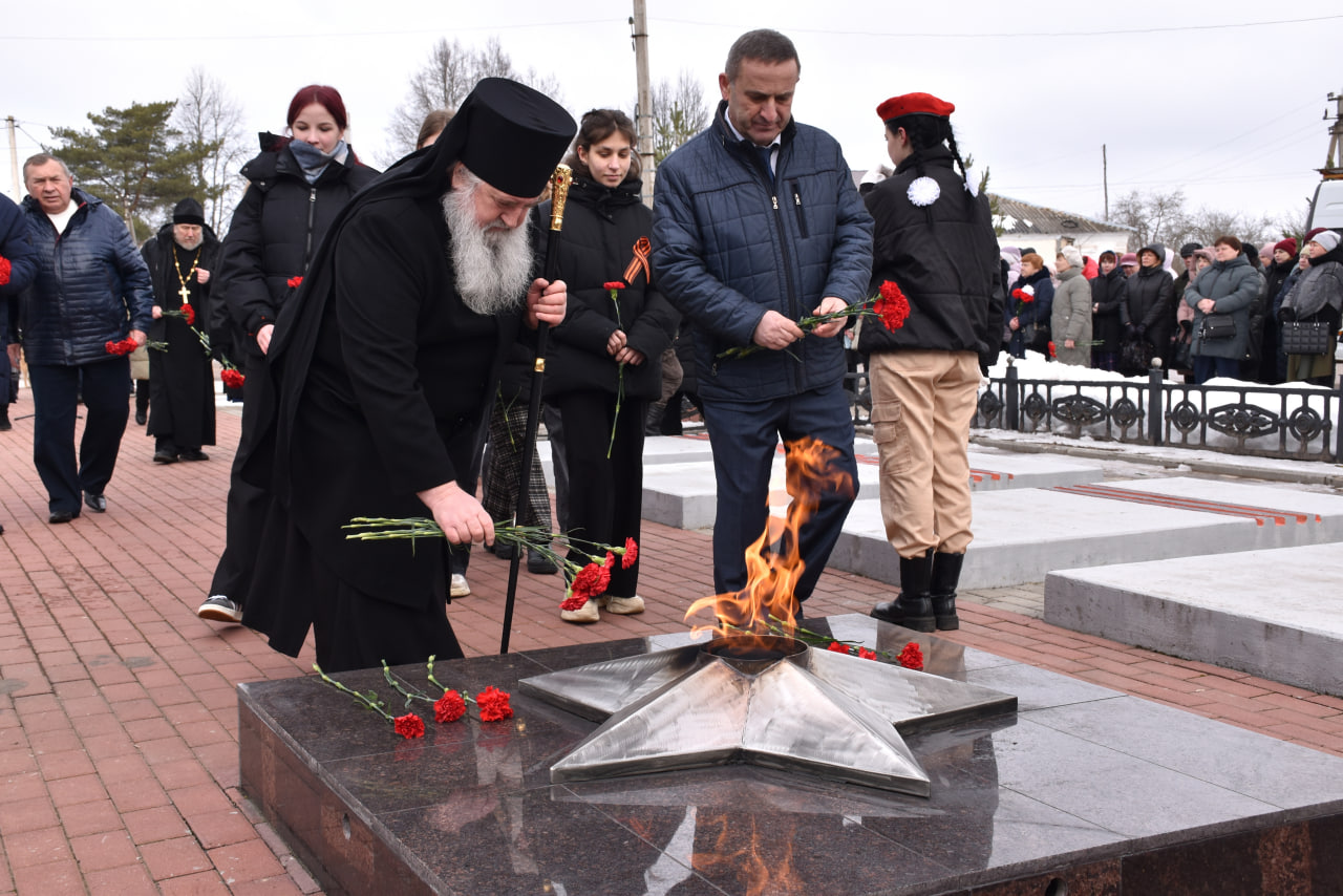 В поселке Холм-Жирковский прошёл митинг, посвящённый 81-летию освобождения  Холм-Жирковского района от немецко-фашистских захватчиков | 05.03.2024 |  Вязьма - БезФормата