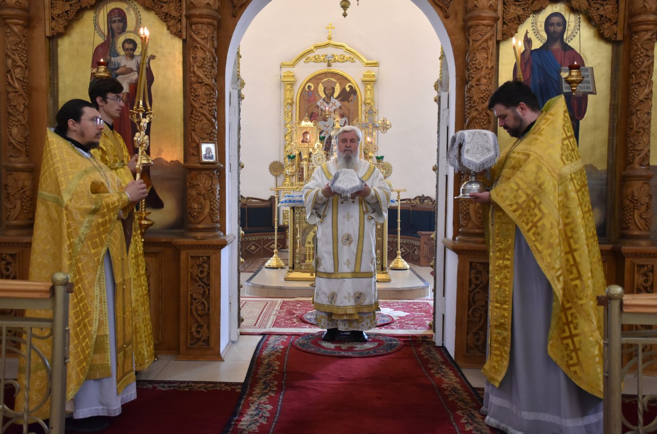 В день памяти перенесения из Едессы в Константинополь Нерукотворенного Образа (Убруса) Господа Иисуса Христа епископ Сергий совершил богослужение в Свято-Троицком кафедральном соборе г. Вязьмы